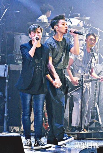 ■身為演唱會導演的阿詩上台與周國賢合唱。
■身為演唱會導演的阿詩上台與周國賢合唱。