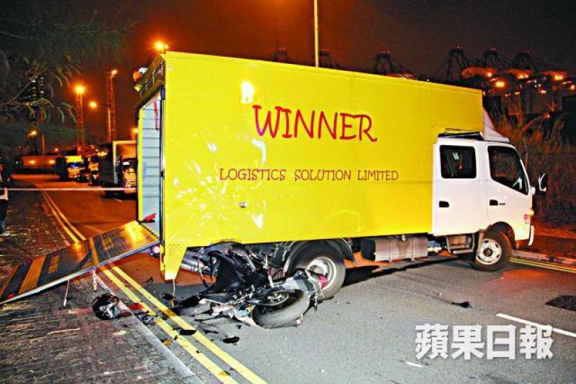 ■涉事電單車直撼貨車車尾揳在車底,嚴重損毀。鄭文輝攝死者李寬耀■姓李鐵騎士被救出時血流滿面,送院搶救不治。黎志偉攝 ■涉事電單車直撼貨車車尾揳在車底,嚴重損毀。鄭文輝攝死者李寬耀■姓李鐵騎士被救出時血流滿面,送院搶救不治。黎志偉攝