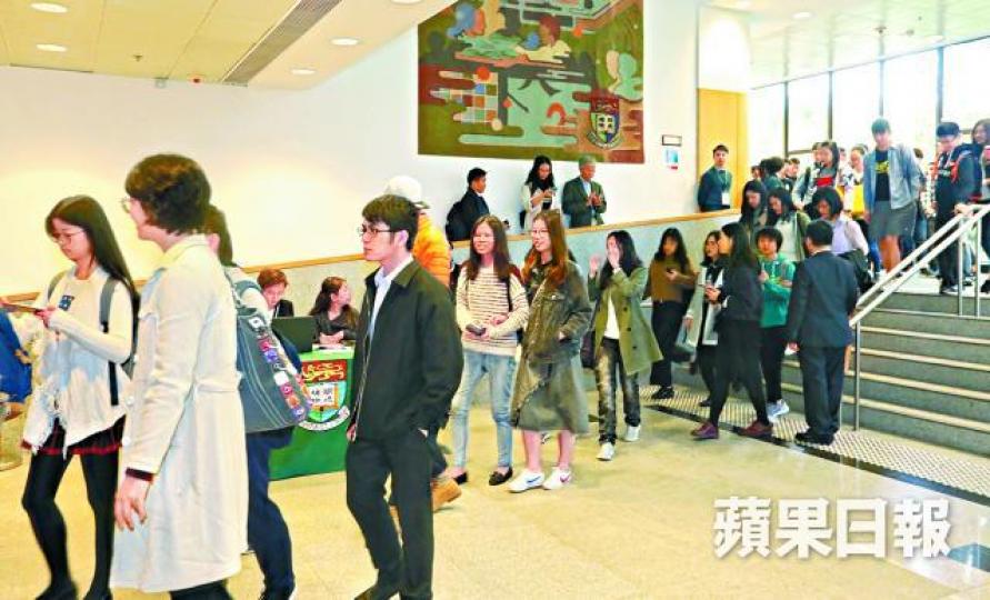 ■港大約200名學生昨與張翔見面後離去。 ■港大約200名學生昨與張翔見面後離去。