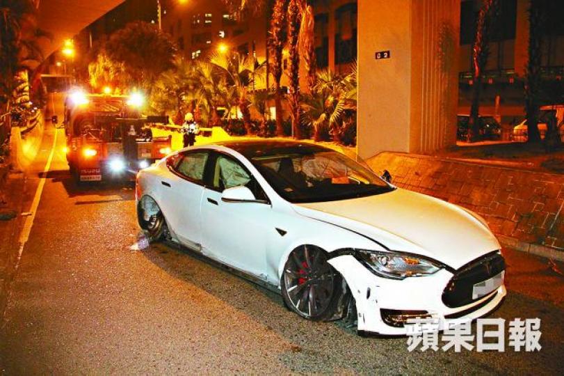 ■Tesla四條車胎全爆,左右尾轆甩脫。鄭文輝攝 ■Tesla四條車胎全爆,左右尾轆甩脫。鄭文輝攝