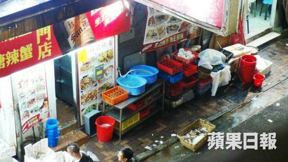 ■疑用作放置老鼠及泥鯭的藍色盆放在一個架上,旁邊放置食具及蔬菜。 ■疑用作放置老鼠及泥鯭的藍色盆放在一個架上,旁邊放置食具及蔬菜。
