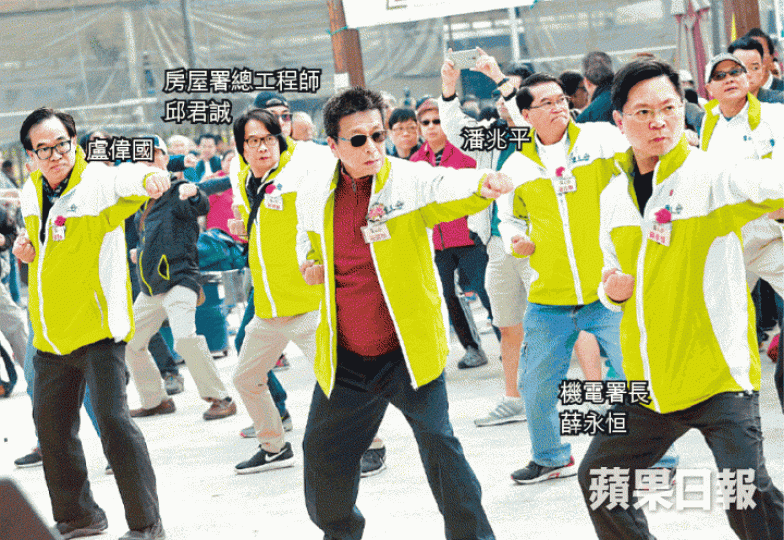 ■嘉年華當日,參加者在燒烤前由官員帶領做健康操。周智堅攝■燒烤場的倉庫和接待處由貨櫃改裝而成。■嘉年華活動由機電工會主辦,不少人扶老攜幼出席。■地政總署指燒烤場內的構築物違規,正進行釘契。 ■嘉年華當日,參加者在燒烤前由官員帶領做健康操。周智堅攝■燒烤場的倉庫和接待處由貨櫃改裝而成。■嘉年華活動由機電工會主辦,不少人扶老攜幼出席。■地政總署指燒烤場內的構築物違規,正進行釘契。