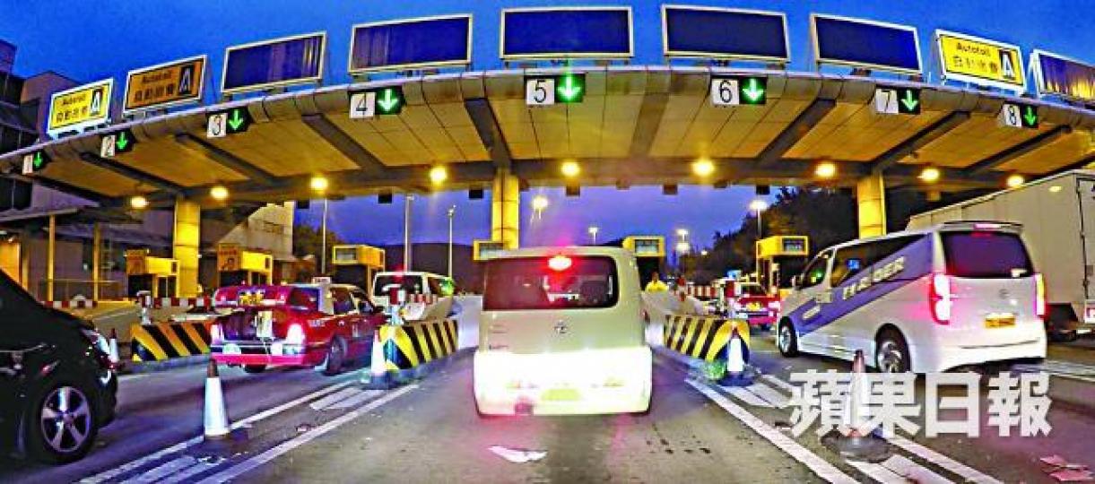 ■青嶼幹線管理公司只靠職員用肉眼觀察及記下無付費車輛資料,發生「追錯數」事件。麥超億攝 ■青嶼幹線管理公司只靠職員用肉眼觀察及記下無付費車輛資料,發生「追錯數」事件。麥超億攝