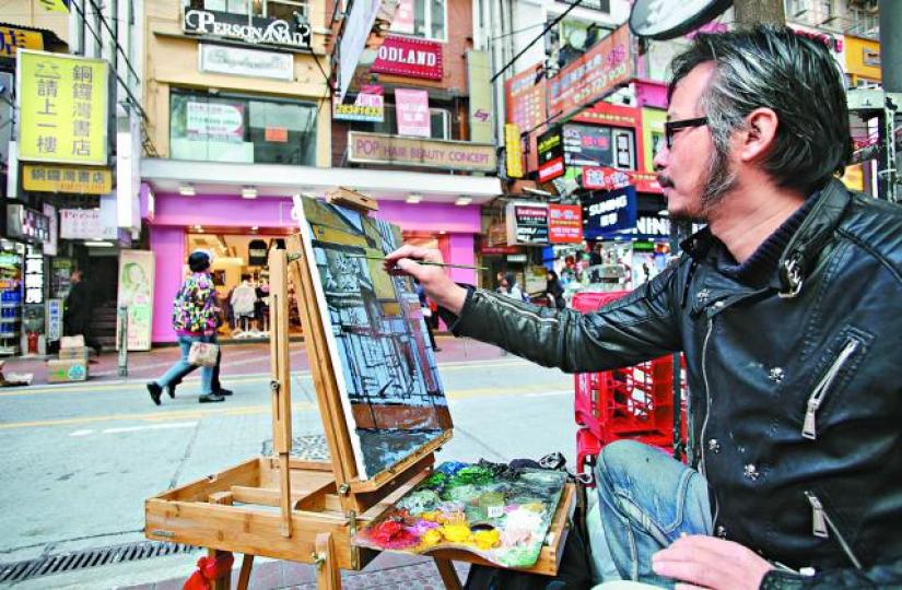 ■華涌曾到銅鑼灣書店寫生,呼籲港人關注書店事件。 ■華涌曾到銅鑼灣書店寫生,呼籲港人關注書店事件。