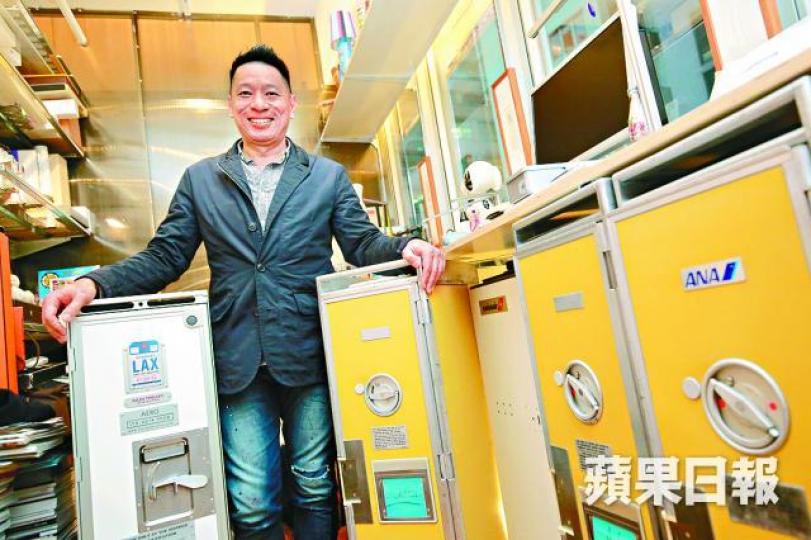 ■梁顯智酷愛飛機,辦公室內有多架飛機餐車作儲物櫃之用。何家達攝■阿廸(右)受資助圓夢,與梁顯智的關係亦師亦友。 ■梁顯智酷愛飛機,辦公室內有多架飛機餐車作儲物櫃之用。何家達攝■阿廸(右)受資助圓夢,與梁顯智的關係亦師亦友。