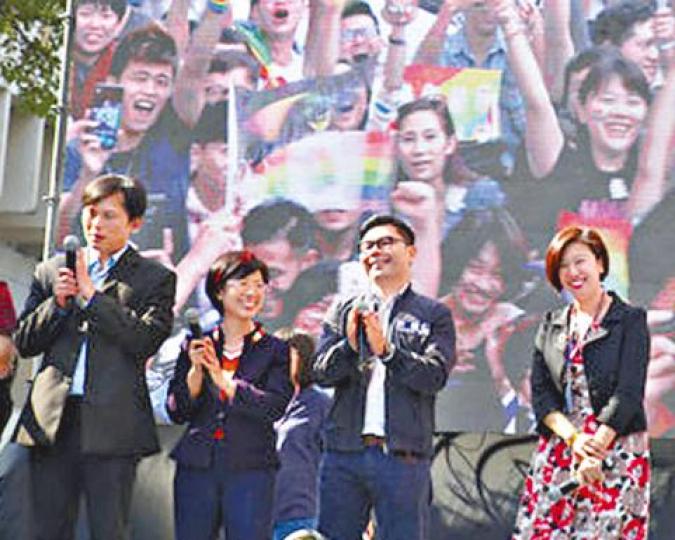 ■黃國昌(左)曾現身同婚活動而遭狙擊。資料圖片 ■黃國昌(左)曾現身同婚活動而遭狙擊。資料圖片