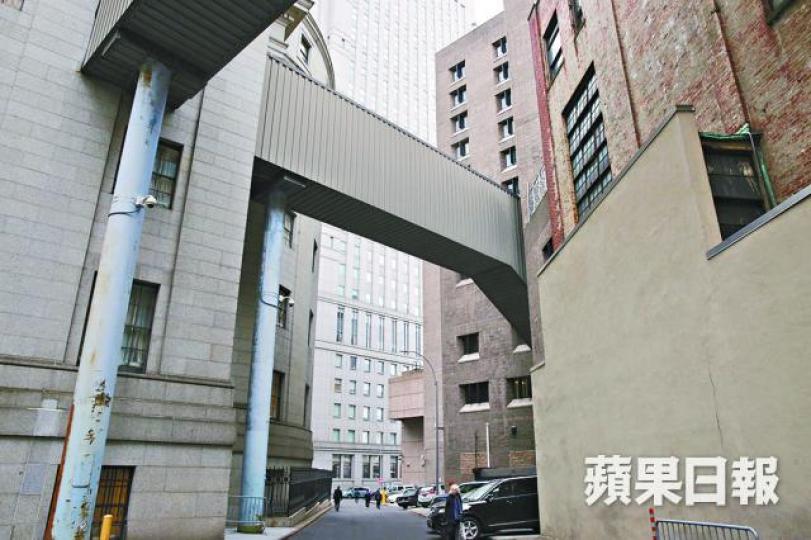 ■紐約大都會懲教中心有全密封天橋接駁法院,用作移送犯人。■囚禁何志平的紐約大都會懲教中心。馬泉崇攝 ■紐約大都會懲教中心有全密封天橋接駁法院,用作移送犯人。■囚禁何志平的紐約大都會懲教中心。馬泉崇攝