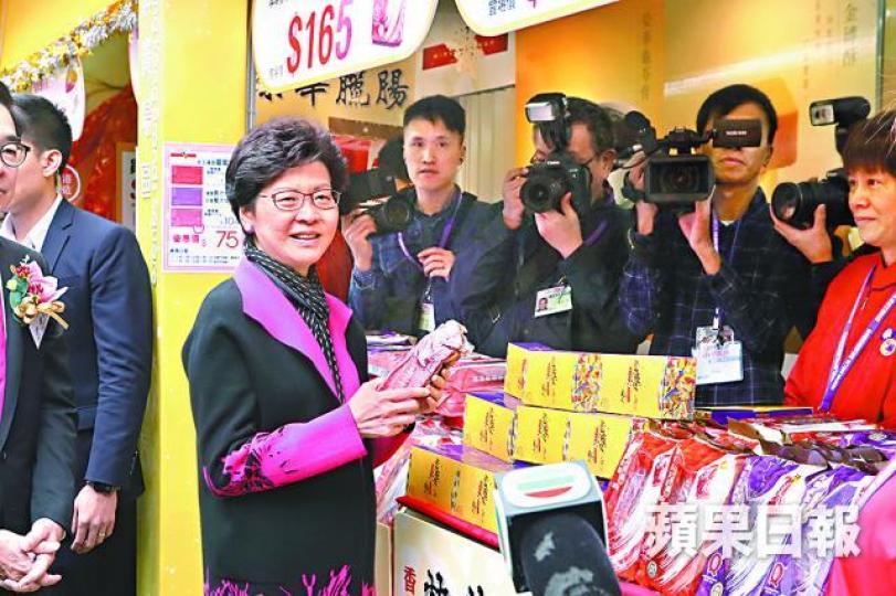 ■林鄭聲稱修改議規無可厚非;圖為她昨出席工展會。李家皓攝 ■林鄭聲稱修改議規無可厚非;圖為她昨出席工展會。李家皓攝