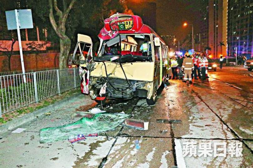 ■猛撼掃街車的小巴車頭嚴重損毀。■肇事小巴的車速顯示器損壞。■受傷乘客在車禍現場等候救援。黎志偉攝 ■猛撼掃街車的小巴車頭嚴重損毀。■肇事小巴的車速顯示器損壞。■受傷乘客在車禍現場等候救援。黎志偉攝