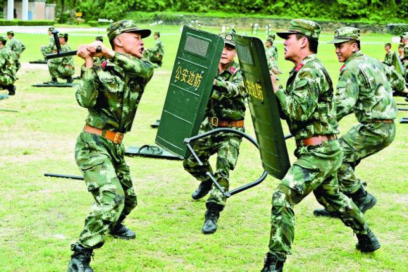 ■武警進行日常訓練。 ■武警進行日常訓練。