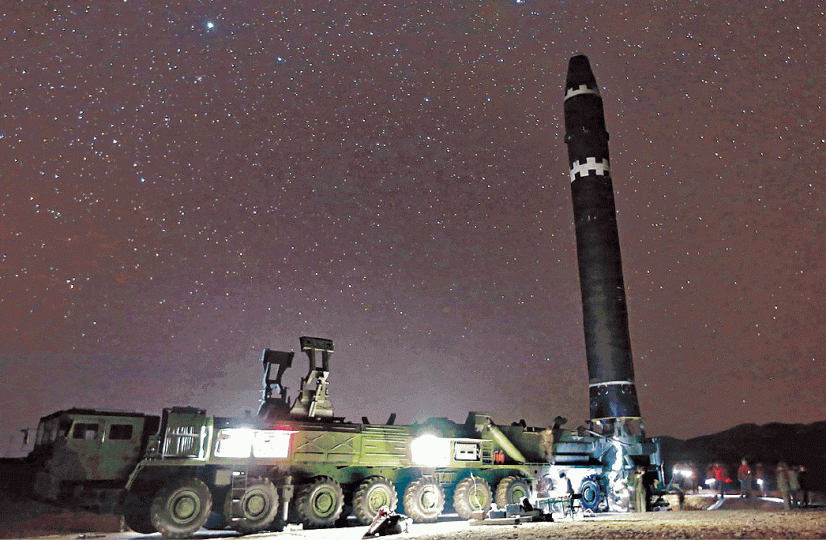 ■北韓上月試射「火星15型」洲際彈道導彈。資料圖片 ■北韓上月試射「火星15型」洲際彈道導彈。資料圖片