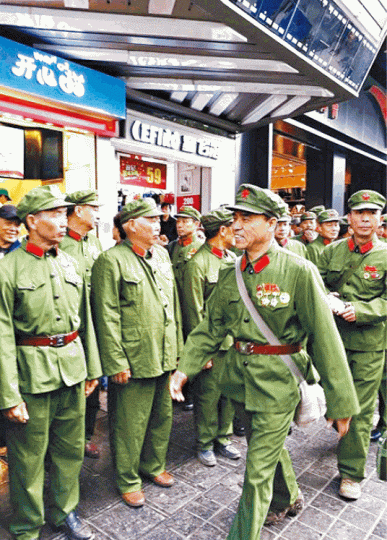 ■不少老兵身穿軍服到戲院,當局加派警員防生事。 ■不少老兵身穿軍服到戲院,當局加派警員防生事。