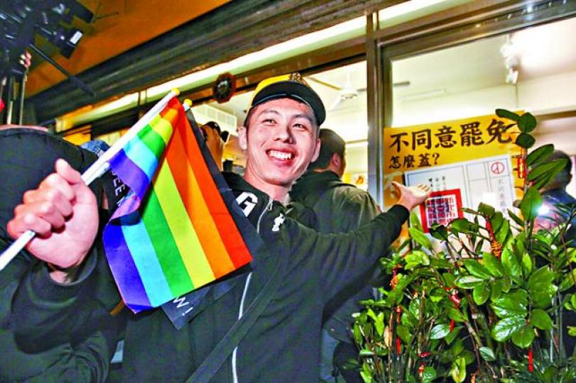 ■支持者搖彩虹旗力撐黃國昌。台灣《蘋果日報》 ■支持者搖彩虹旗力撐黃國昌。台灣《蘋果日報》
