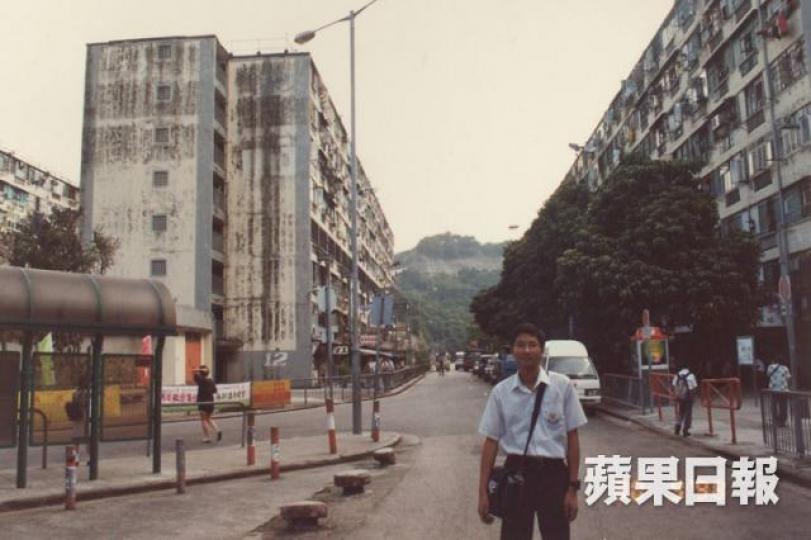 社交專頁「香港公共屋邨圖片集」創辦人梁瑋鑫,由少年時代已帶著爸爸的相機走遍全港公共屋邨,希望用鏡頭記錄社區點滴。他認為尋常的公屋商場,其實藏有許多為社區著想的細節,例如大型屋邨會預留空間做酒樓,提供街坊聚腳的地方。翻新前的友愛街市實而不華,街坊可買到價廉物美的乾、濕貨。友愛安定商場座落於兩條屋邨的基座,連繫了兩邨居民。天台花園則是居民的休憩空間。他尤其欣賞公屋為商場設計斜道,能通達商場多個樓層,可以用作運貨用途,亦方便行動不便人士。 社交專頁「香港公共屋邨圖片集」創辦人梁瑋鑫,由少年時代已帶著爸爸的相機走遍全港公共屋邨,希望用鏡頭記錄社區點滴。他認為尋常的公屋商場,其實藏有許多為社區著想的細節,例如大型屋邨會預留空間做酒樓,提供街坊聚腳的地方。翻新前的友愛街市實而不華,街坊可買到價廉物美的乾、濕貨。友愛安定商場座落於兩條屋邨的基座,連繫了兩邨居民。天台花園則是居民的休憩空間。他尤其欣賞公屋為商場設計斜道,能通達商場多個樓層,可以用作運貨用途,亦方便行動不便人士。