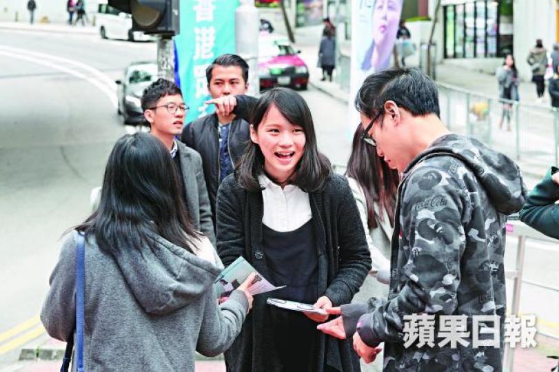 ■周庭昨落區宣傳造勢,籲市民支持民主派重奪議席。張志華攝 ■周庭昨落區宣傳造勢,籲市民支持民主派重奪議席。張志華攝