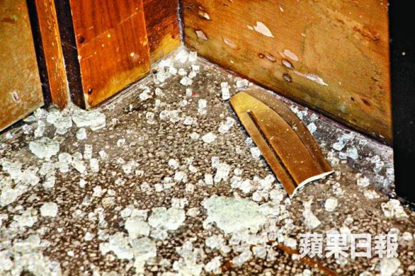 ■酒吧大門附近遺下刀鋒及一地玻璃碎。 ■酒吧大門附近遺下刀鋒及一地玻璃碎。