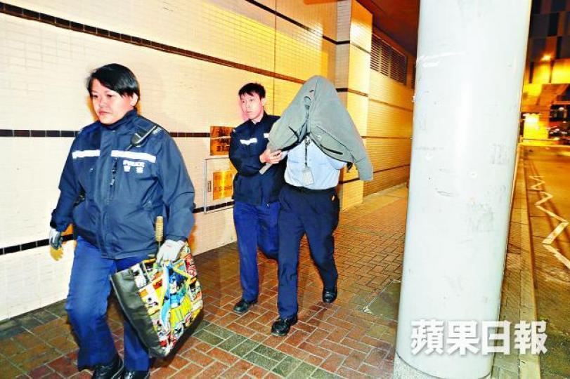 ■涉偷回收箱衣物的保安被拘捕帶署。黃江奇攝■涉事衣物回收箱屬救世軍所有。 ■涉偷回收箱衣物的保安被拘捕帶署。黃江奇攝■涉事衣物回收箱屬救世軍所有。