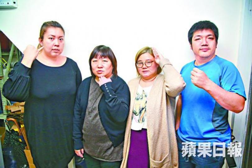 ■4名聾人以手語做出「聾人、報、警、權利」,促改善短訊報警制度。朱家駿攝 ■4名聾人以手語做出「聾人、報、警、權利」,促改善短訊報警制度。朱家駿攝
