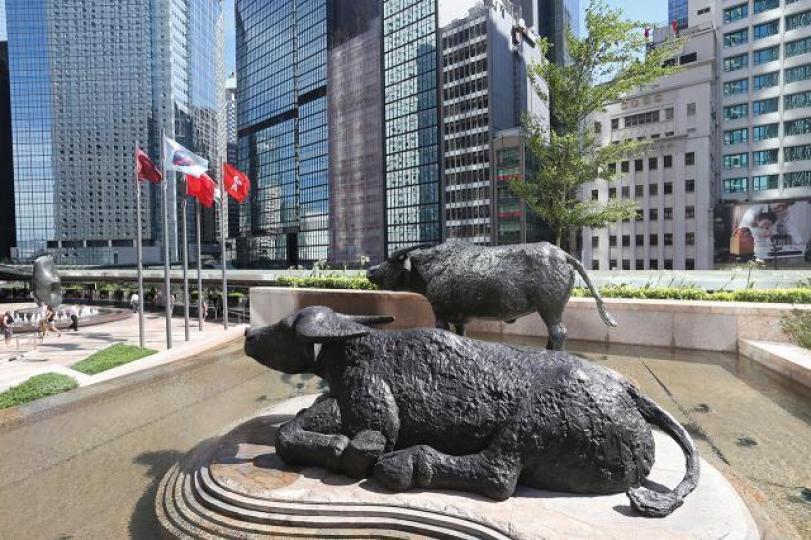 ■目前港股大部份藍籌都跟A股上落。資料圖片 ■目前港股大部份藍籌都跟A股上落。資料圖片