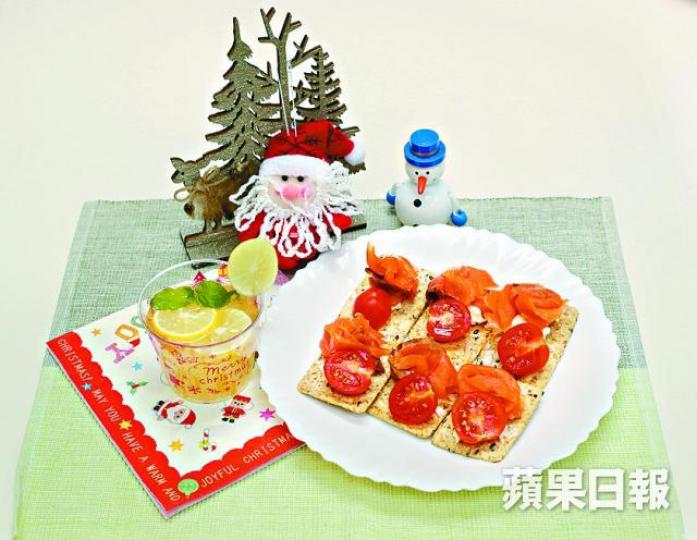 ■為聖誕派對炮製健康小食及飲品,可自製香橙薄荷梳打(左)及用全麥餅為材料的三文魚脆餅(右)。何柏佳攝 ■為聖誕派對炮製健康小食及飲品,可自製香橙薄荷梳打(左)及用全麥餅為材料的三文魚脆餅(右)。何柏佳攝