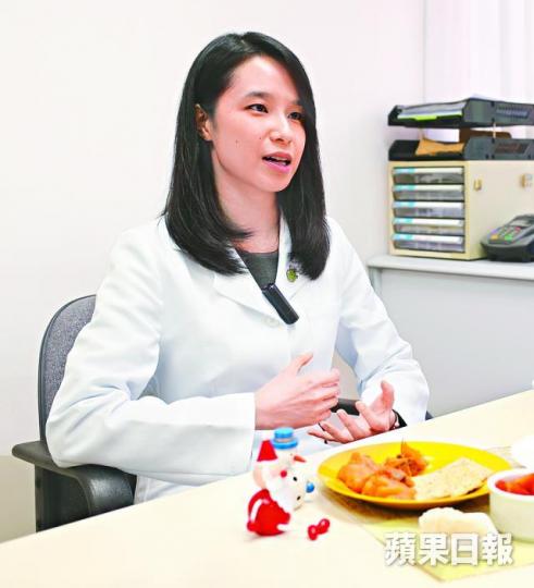 ■註冊營養師陳穎心稱,自助餐的食物選擇之中,海鮮及刺身熱量及脂肪較低。何柏佳攝 ■註冊營養師陳穎心稱,自助餐的食物選擇之中,海鮮及刺身熱量及脂肪較低。何柏佳攝