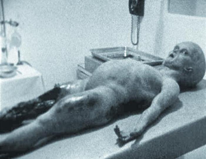 ■90年代的「解剖羅茲威爾外星人」片段,被證實是假片。 ■90年代的「解剖羅茲威爾外星人」片段,被證實是假片。