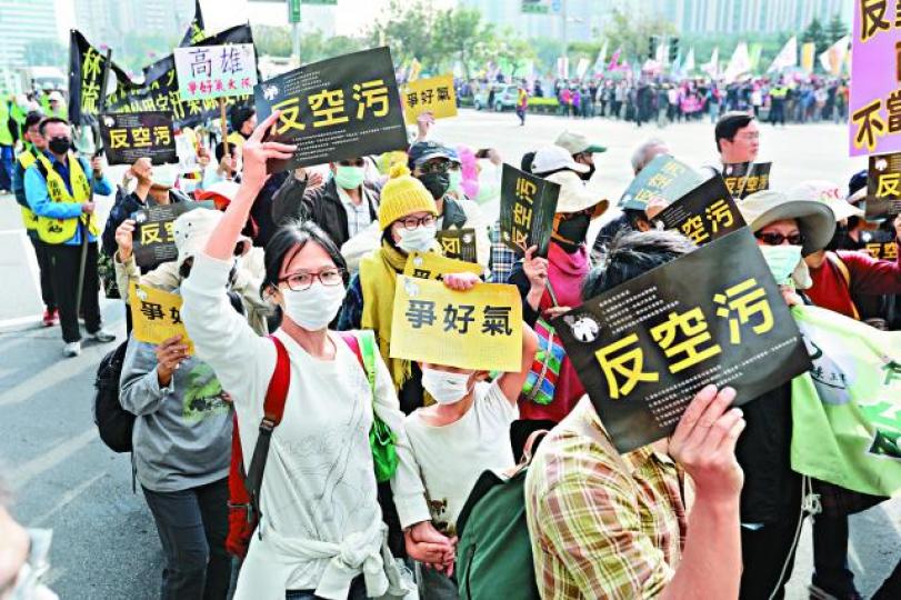 ■高雄有一家大小戴口罩、舉標語參加遊行。台灣《蘋果日報》 ■高雄有一家大小戴口罩、舉標語參加遊行。台灣《蘋果日報》