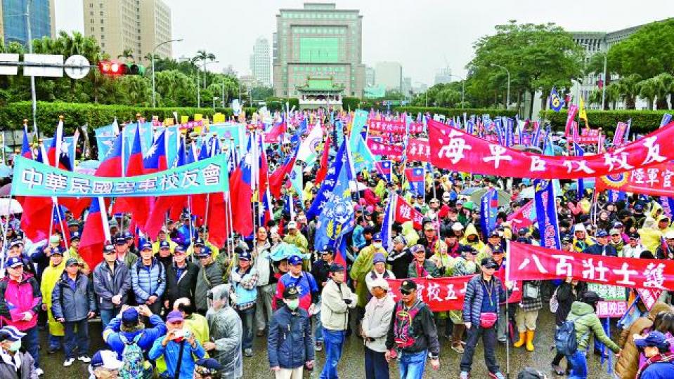 ■反年改團體昨佔據凱達格蘭大道抗議。台灣《蘋果日報》 ■反年改團體昨佔據凱達格蘭大道抗議。台灣《蘋果日報》
