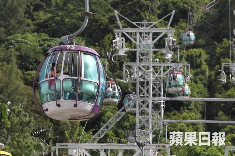 ■海洋公園其中一條登山纜車索道,疑因大風吹倒鐵欄致觸動安全程序暫停運作。 ■海洋公園其中一條登山纜車索道,疑因大風吹倒鐵欄致觸動安全程序暫停運作。