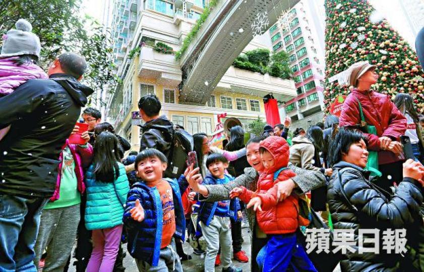 ■大批市民昨到灣仔利東街體會冬日飄雪。王心義攝■梁老師(左)前晚帶學生到大帽山露營感受低溫。溫瑞麟攝■寒冷天氣增添節日氣氛,有女士在燈飾前自拍。 ■大批市民昨到灣仔利東街體會冬日飄雪。王心義攝■梁老師(左)前晚帶學生到大帽山露營感受低溫。溫瑞麟攝■寒冷天氣增添節日氣氛,有女士在燈飾前自拍。