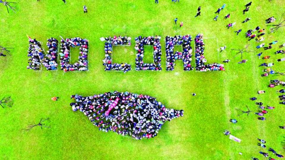 ■台中遊行人士排出台灣形狀與「NO COAL」字樣,要求政府減煤抗暖化。台灣《蘋果日報》■國民黨(左圖)拿出「民進黨不倒,空氣不會好」標語抗議;亦有民眾拿着反國民黨的標語(右圖)闖入隊伍。 ■台中遊行人士排出台灣形狀與「NO COAL」字樣,要求政府減煤抗暖化。台灣《蘋果日報》■國民黨(左圖)拿出「民進黨不倒,空氣不會好」標語抗議;亦有民眾拿着反國民黨的標語(右圖)闖入隊伍。
