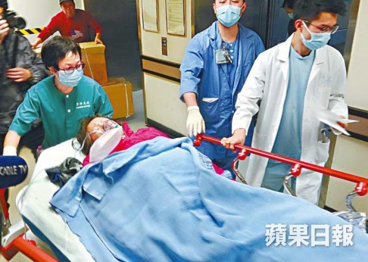 ■遊塔門感不適的婦人送往東區醫院治理,幸無大礙。 ■遊塔門感不適的婦人送往東區醫院治理,幸無大礙。