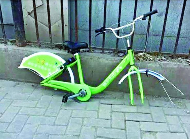 ■有單車被嚴重破壞,車輪失蹤只剩支架。 ■有單車被嚴重破壞,車輪失蹤只剩支架。