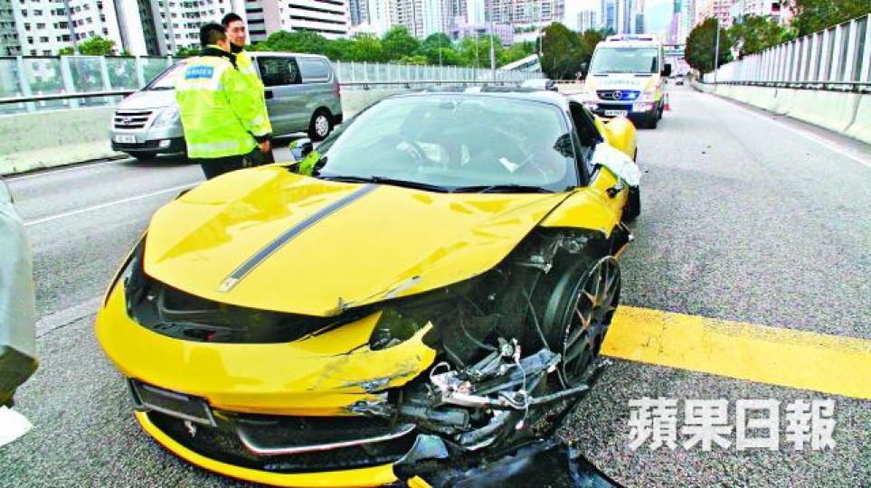■涉事法拉利車頭嚴重損毀。張培生攝 ■涉事法拉利車頭嚴重損毀。張培生攝