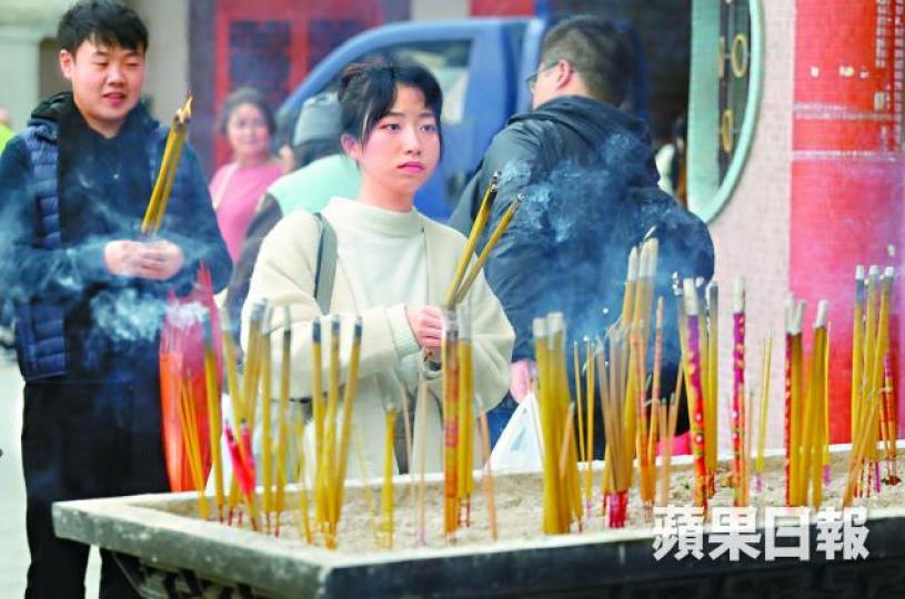 ■圓玄學院昨吸引不少市民趁假日趕還太歲。朱永倫攝 ■圓玄學院昨吸引不少市民趁假日趕還太歲。朱永倫攝
