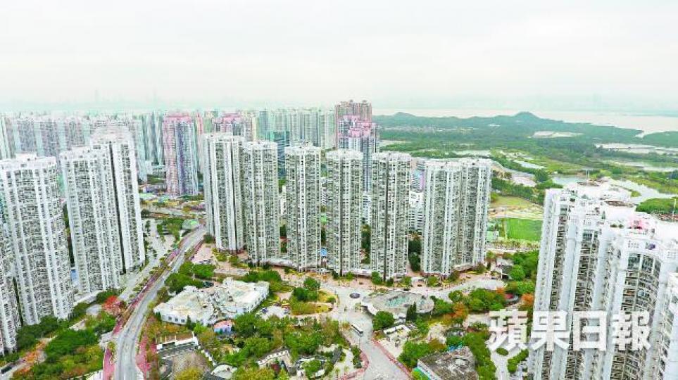 ■天水圍嘉湖山莊今年升值高達24%。資料圖片■東涌映灣園細單位估值「一年升一球」。資料圖片■大圍金獅花園估價急升,一年漲幅22.6%。黃耀興攝 ■天水圍嘉湖山莊今年升值高達24%。資料圖片■東涌映灣園細單位估值「一年升一球」。資料圖片■大圍金獅花園估價急升,一年漲幅22.6%。黃耀興攝