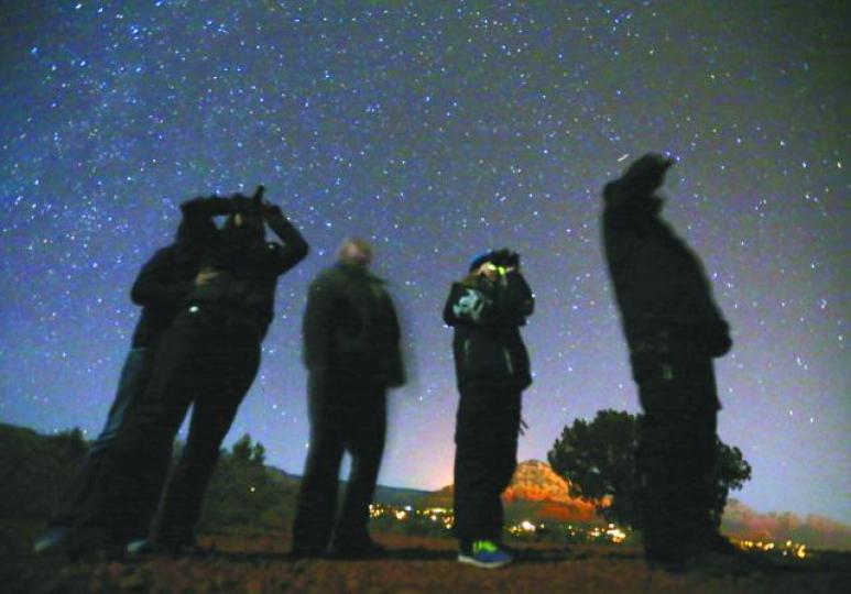 ■UFO發燒友用夜視鏡觀望星空尋找UFO蹤影。互聯網■美國國防部首次確認有專人研究UFO。 資料圖片■埃利松多領導國防部的UFO研究計劃多年,今年請辭。 ■UFO發燒友用夜視鏡觀望星空尋找UFO蹤影。互聯網■美國國防部首次確認有專人研究UFO。 資料圖片■埃利松多領導國防部的UFO研究計劃多年,今年請辭。