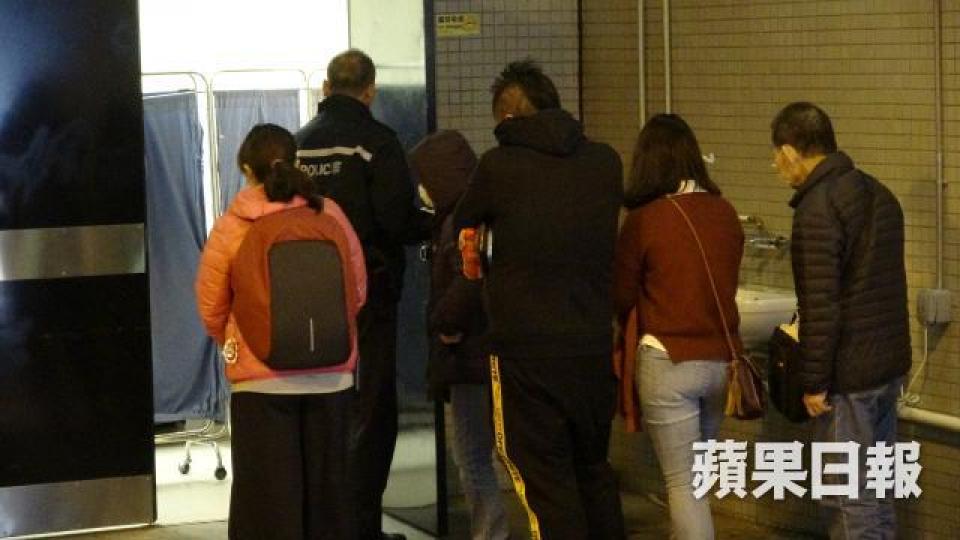 ■23歲女子自縊身亡,親友趕至醫院了解事件。 ■23歲女子自縊身亡,親友趕至醫院了解事件。