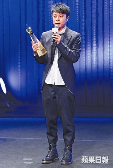 ■港台頒獎禮分兩日舉行,昨只頒發部份獎項沒表演,掃三獎的大贏家克勤笑言表演講多謝。■周柏豪(中)由馬來西亞趕返港領獎,自言不知樂仔跟沈嘉偉的反目傳聞。■50歲的克勤跟後輩許廷鏗、Gin Lee、陳柏宇、衛蘭、JW及AGA同台獲獎,自嘲滴汗。■C AllStar的《兄兄我我》奪金曲獎,兼獲頒最佳組合銅獎。■人夫陳柏宇(右)獲金曲獎時,在台上多謝老婆放閃。■(左起)顏卓靈獲最有前途新人金獎,緊張到手震,銀獎是王嘉儀,銅獎是伍富橋。 ■港台頒獎禮分兩日舉行,昨只頒發部份獎項沒表演,掃三獎的大贏家克勤笑言表演講多謝。■周柏豪(中)由馬來西亞趕返港領獎,自言不知樂仔跟沈嘉偉的反目傳聞。■50歲的克勤跟後輩許廷鏗、Gin Lee、陳柏宇、衛蘭、JW及AGA同台獲獎,自嘲滴汗。■C AllStar的《兄兄我我》奪金曲獎,兼獲頒最佳組合銅獎。■人夫陳柏宇(右)獲金曲獎時,在台上多謝老婆放閃。■(左起)顏卓靈獲最有前途新人金獎,緊張到手震,銀獎是王嘉儀,銅獎是伍富橋。