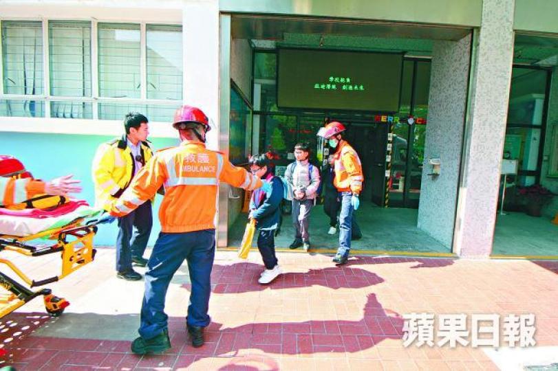 ■將軍澳官立小學多名學生不適送院檢查。劉柏麟攝■小巴司機報稱睇錯燈,與七人車相撞。 ■將軍澳官立小學多名學生不適送院檢查。劉柏麟攝■小巴司機報稱睇錯燈,與七人車相撞。