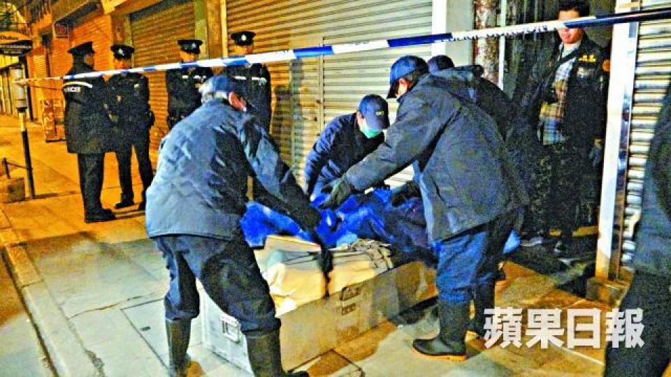 ■仵工將12袋女童的殘肢及內臟移送殮房。謝志輝攝 ■仵工將12袋女童的殘肢及內臟移送殮房。謝志輝攝