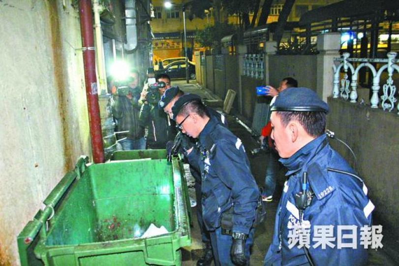 ■案發後大批機動部隊警員在附近後巷搜查。唐家輝攝 ■案發後大批機動部隊警員在附近後巷搜查。唐家輝攝