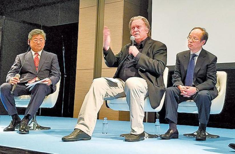■班農(中)在東京講話狠批中國。 ■班農(中)在東京講話狠批中國。