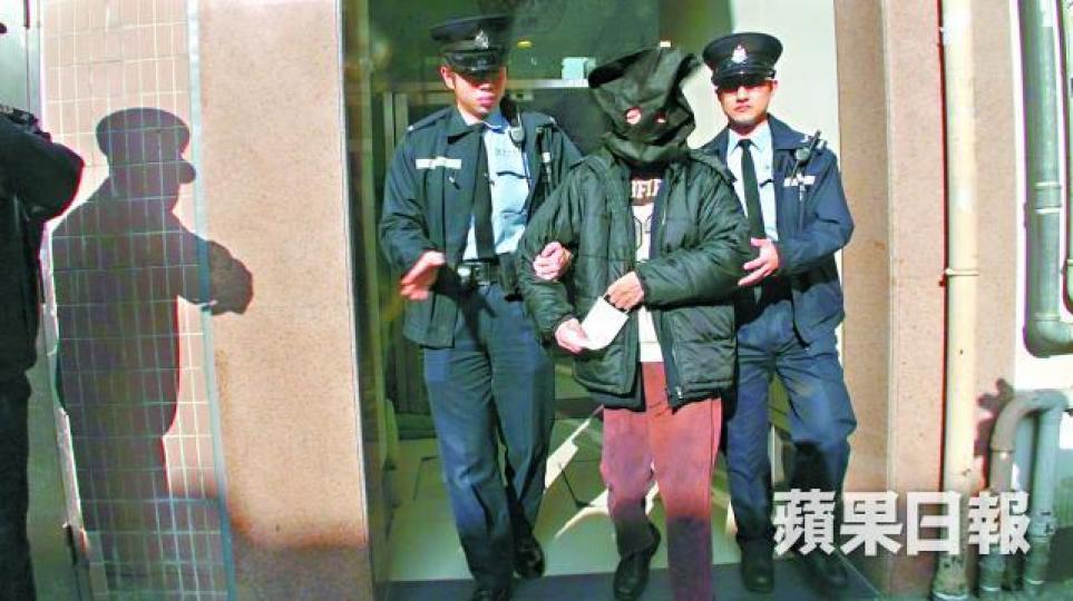 ■同房一名78歲老翁被帶走扣查。 ■同房一名78歲老翁被帶走扣查。
