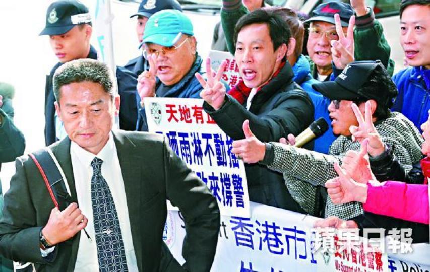 ■朱經緯昨到庭聽裁決,庭外大批「藍絲」舉起拇指及勝利手勢打氣。張志華攝 ■朱經緯昨到庭聽裁決,庭外大批「藍絲」舉起拇指及勝利手勢打氣。張志華攝