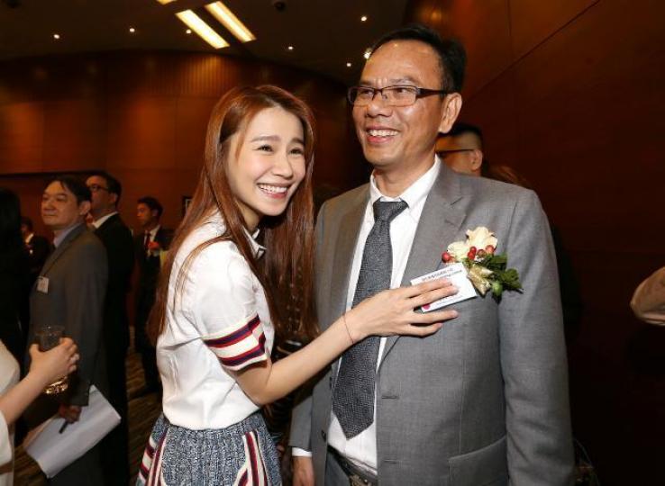 ■黃翠如(左)與父親、聯旺行政總裁黃永華。資料圖片 ■黃翠如(左)與父親、聯旺行政總裁黃永華。資料圖片