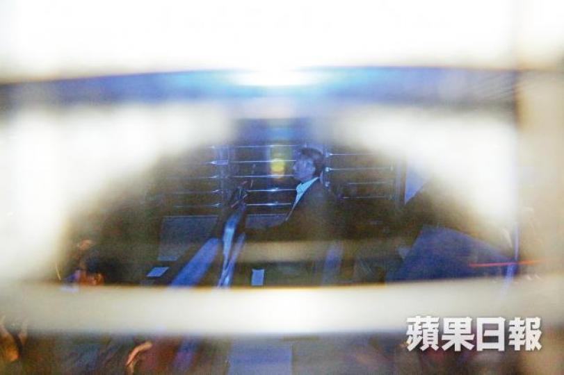 ■被判罪成的朱經緯,由囚車押往荔枝角收押所還柙。陳善南攝■朱經緯昨上庭前,獨自到筲箕灣翠華餐廳吃豬扒飯。莊建鑫攝■朱經緯早前偕一名女子和男童到麵檔午膳,他更一人吃了兩碗麵。■朱經緯昨晚在荔枝角收押所展開牢獄生涯。 ■被判罪成的朱經緯,由囚車押往荔枝角收押所還柙。陳善南攝■朱經緯昨上庭前,獨自到筲箕灣翠華餐廳吃豬扒飯。莊建鑫攝■朱經緯早前偕一名女子和男童到麵檔午膳,他更一人吃了兩碗麵。■朱經緯昨晚在荔枝角收押所展開牢獄生涯。