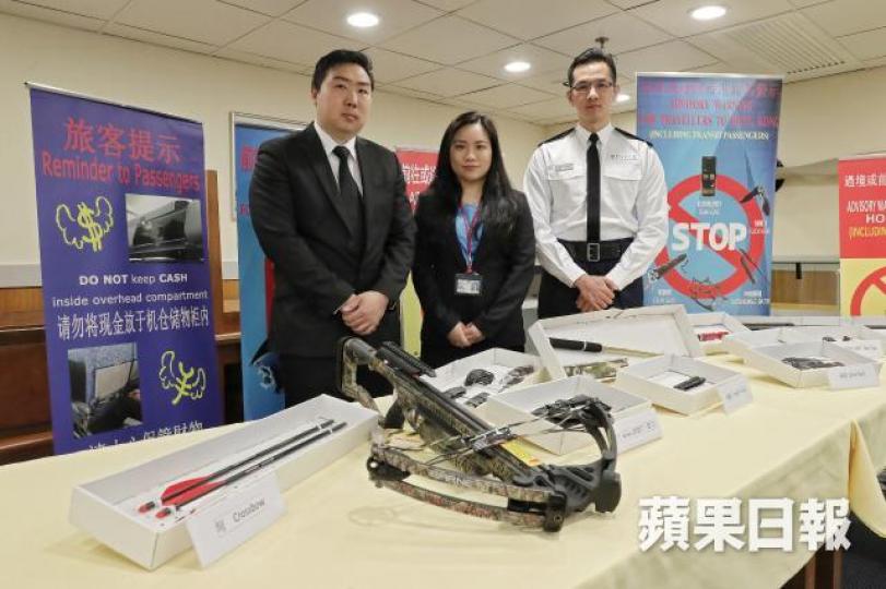 ■機場警區於今年首11個月,共查獲312宗攜帶違禁品個案,有一半個案涉及電槍,伸縮棍亦佔四分一。 ■機場警區於今年首11個月,共查獲312宗攜帶違禁品個案,有一半個案涉及電槍,伸縮棍亦佔四分一。