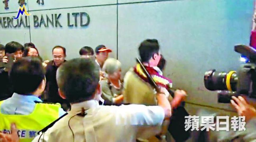 ■朱經緯案發當日用警棍襲擊事主鄭仲恒。 ■朱經緯案發當日用警棍襲擊事主鄭仲恒。