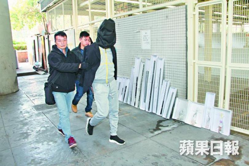 ■警方拘捕涉藏有攻擊性武器越南漢,撿獲水喉通、警棍及菜刀等。詹家志攝 ■警方拘捕涉藏有攻擊性武器越南漢,撿獲水喉通、警棍及菜刀等。詹家志攝